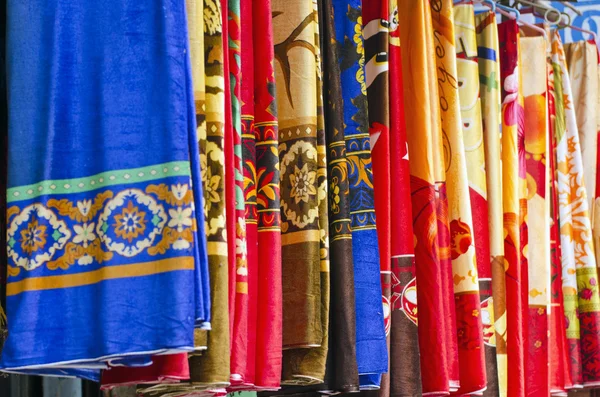 Colorful Indian cloth at Indian market — Stock Photo, Image