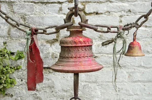 Klokken in de buurt van tempel muur in nepal — Stockfoto