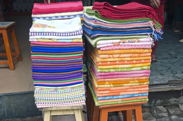 Tissu dans la rue asiatique marché — Photo