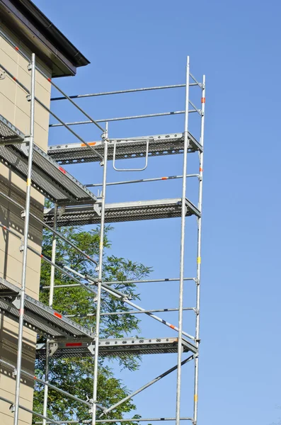 Steigerwerk in de buurt van reparatie huis muur hoek — Stockfoto