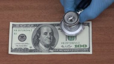 ekonomist ABD yüz dolarlık banknot sağlık durumu seyir stetoskop ile