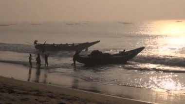 fishermens ve tekneler siluet bengal Körfezi, tamilnadu, Hindistan