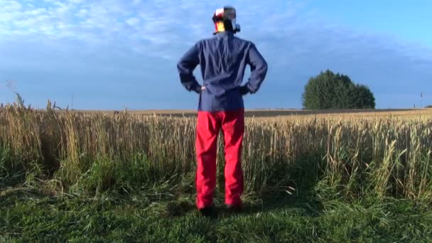 Fermiers drôles avec casquette de clown exercice du matin sur le terrain — Video