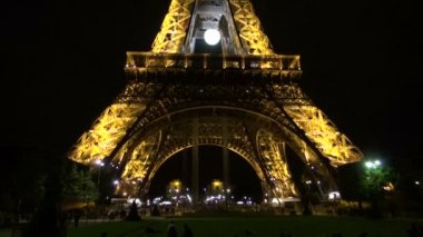 Eyfel Kulesi Paris gece ve kamera hareket ile