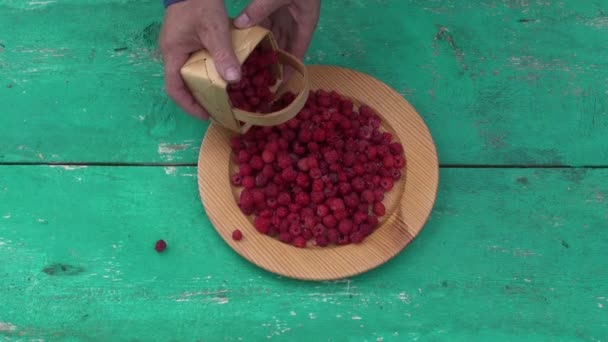 Framboise douce fraîche dans une assiette en bois 