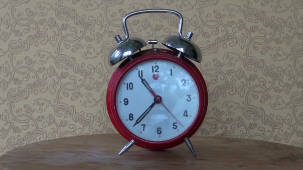 Reloj despertador rojo retro en la mesa — Vídeos de Stock