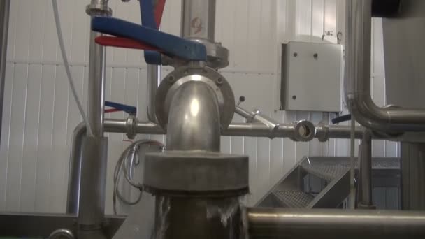 Stalen buis bouw en warm water splash in moderne brouwerij — Stockvideo