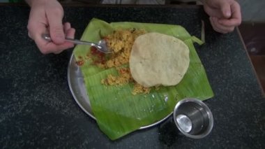 Güney Hindistan Restoran muz yaprağı üzerinde vejetaryen pirinç yeme turizm