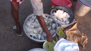 buz balıkçılık tamil Nadu, Hindistan sonra metal kap taze balık