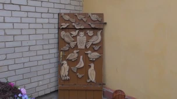 Door with various wooden carved birds sculpture — Stock Video