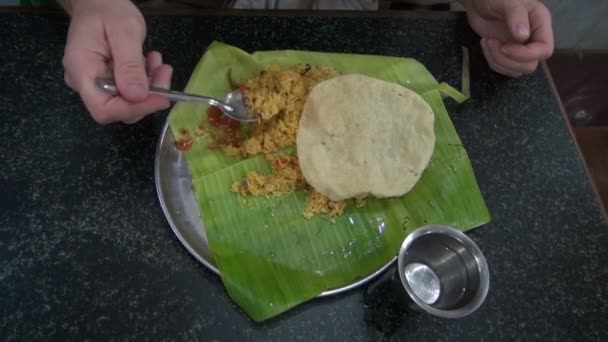 Turista comiendo arroz vegetariano en hoja de plátano en el sur de la India restaurante — Vídeos de Stock
