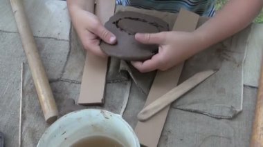 Çocuk kil potter ile çalışma