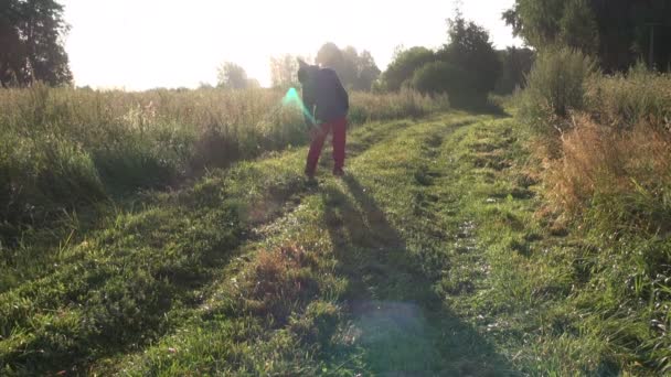 夏の畑にクラウン キャップ朝の運動を持つ面白い男 — ストック動画