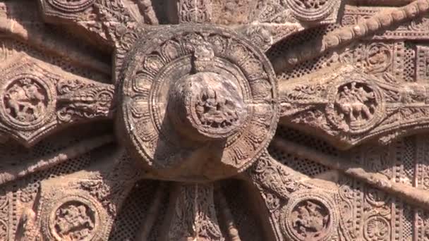 Roue de char historique et sculptures dans le temple du soleil, Konark, Inde. Patrimoine mondial, UNESCO — Video