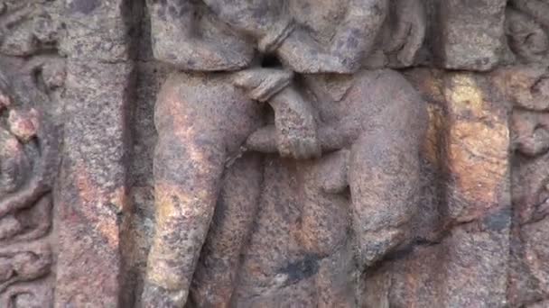 Hermosas esculturas de arte erótico antiguo en la pared del templo del sol Konark, Odisha, India — Vídeos de Stock