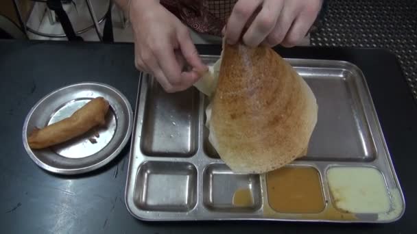 Turista comiendo comida exótica dosa en el sur de la India — Vídeos de Stock