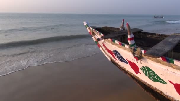 Farbenfrohes Holzboot an der arabischen Meeresküste, Indien — Stockvideo