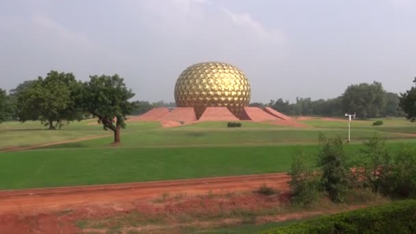 Matrimandir - gouden tempel in auroville voor meditatie, tamil nadu, india — Stockvideo