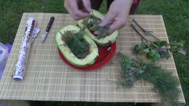 Förbereda zucchini för matlagning i trädgården — Stockvideo