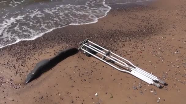 Paire de béquille sur la mer d'été plage sable et vagues — Video