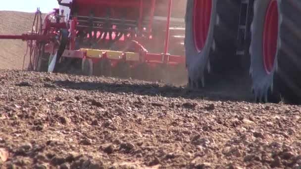 Traktor mit Sämaschine sät Saatgut auf Feld — Stockvideo