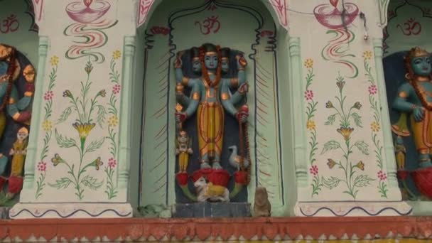 Hindoeïsme goden standbeeld op tempel muur in Varanasi in de buurt van Ganges — Stockvideo