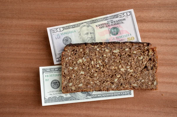 Kahverengi ekmek yiyecek ve para kavramı — Stok fotoğraf