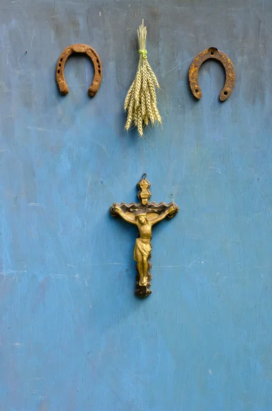 Sufrimiento de Jesucristo, herradura oxidada y espigas de trigo en la pared — Foto de Stock