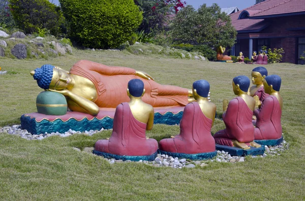 Buda y monjes budistas esculturas en Lumbini, Nepal — Foto de Stock