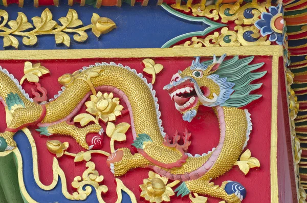 Asiatische buddhistische Tempel verzierten Drachen an Wand — Stockfoto