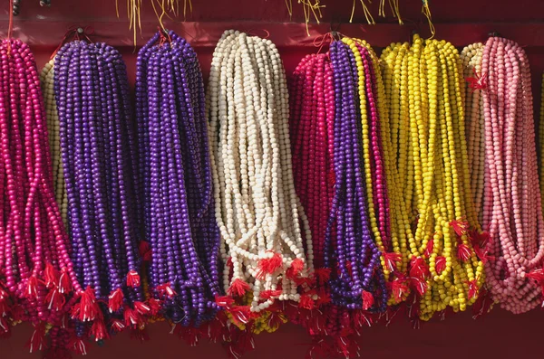在亚洲，加德满都，尼泊尔的多彩佛教徒珠串念珠 — 图库照片