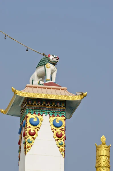 Ornate decorative buddhist temple columns vith lion tiger sculpture — Stock Photo, Image