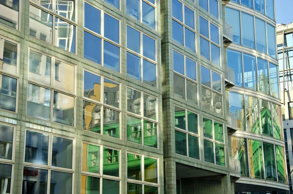 Jendela rumah moder dengan refleksi — Stok Foto