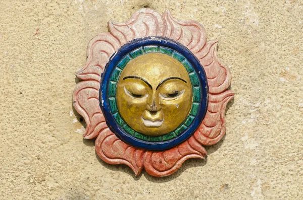 Sonnensymbolmaske an asiatischer Hauswand — Stockfoto