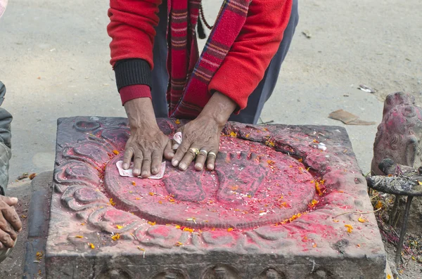 Signo de pie de budista paryer manos sobre los pies sagrados de Buda en piedra, Katmandú — Foto de Stock