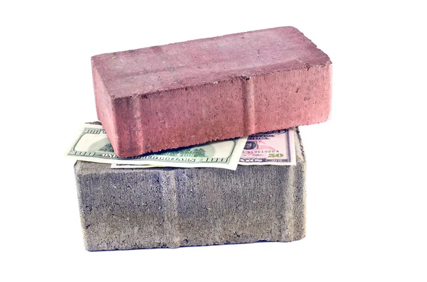 Concepto de dinero de dos ladrillos y dólares aislado en blanco —  Fotos de Stock