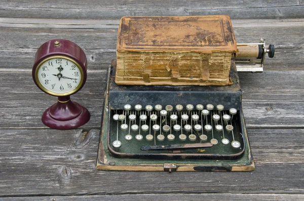 Antike Schreibmaschine, alte Uhr und alte Bücherbibel — Stockfoto