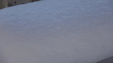 Bahçe masası ve koltuklar karla kaplı, uzaklaşın