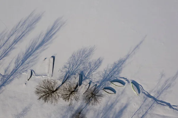 Wintermeerkust Met Boten Kleine Pier Bomen Schaduwen Vanuit Lucht — Stockfoto