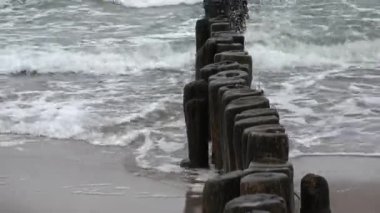 Eski harabe ahşap direkler deniz kıyısındaki iskele yığınları. 