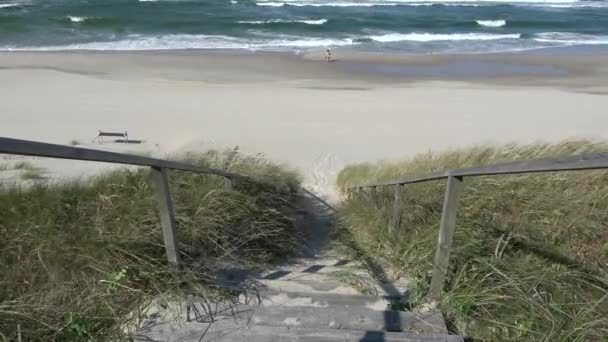 海滩沙丘和波罗的海海浪上的木制楼梯 — 图库视频影像