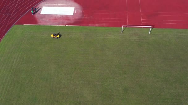 足球大门附近的草坪割草机割草机 — 图库视频影像