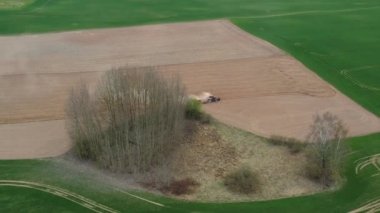 Ürün bahar alan, havadan görünümü üzerinde Ekim tarım traktör