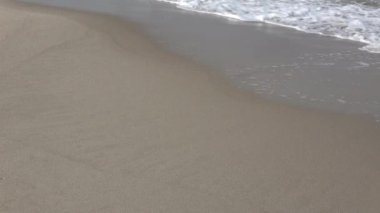 Deniz dalgaları ve ıslak sahil kum arka planı 