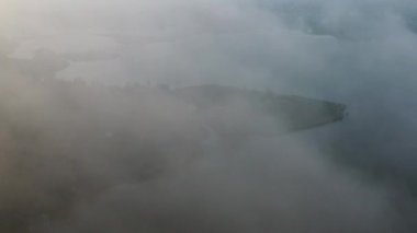 Sabahın erken saatlerinde göl ve köprünün üzerinde kayan sis, hava manzarası
