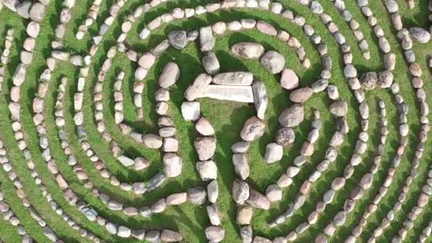 瞑想のための石の迷路 牧草地の瞑想の場所 空中ビュー — ストック動画