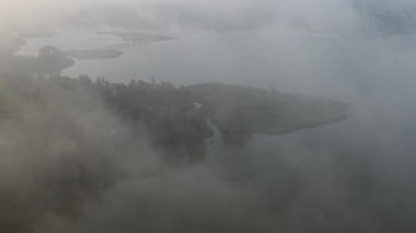 Karanlık sabah sisi göl ve köprünün üzerinde, hava manzarası