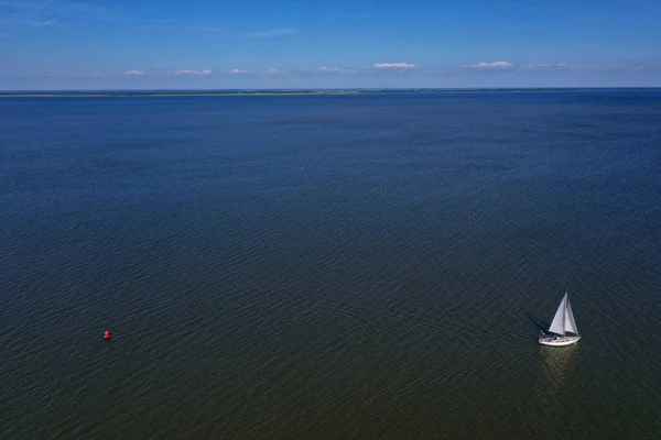 Яхта Красный Буй Голубой Воде Лагуны Вид Воздуха Литва — стоковое фото