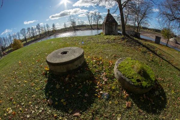 Par Gamla Stora Kvarnstenar Täckt Mossa Och Historiska Rökeri Nära — Stockfoto