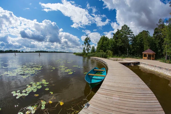 Letní Čas Jezero Dřevěným Molo Loď Rybí Pohled — Stock fotografie